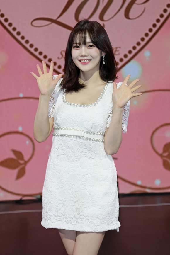 [포토]오마이걸 효정, '깜찍 발랄 캔디리더'
