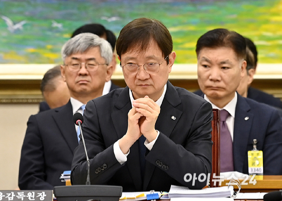 이찬진 금융감독원장이 21일 서울 여의도 국회 정무위원회에서 열린 금융감독원 등에 대한 국정감사에서 질의를 듣고 있다. [사진=곽영래 기자]