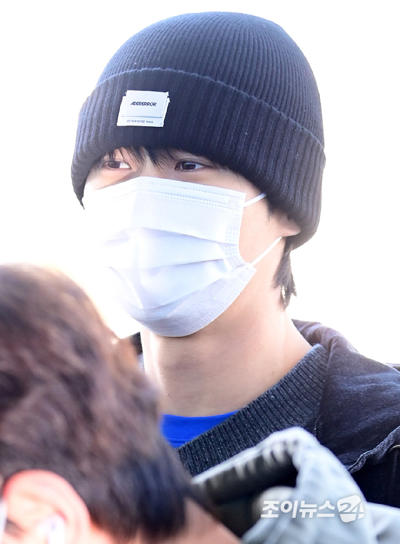 배우 변우석이 9일 오후 패션 브랜드 아더에러 베이징 스페이스 오픈 기념 행사 참석을 위해 인천국제공항을 통해 출국하고 있다. [사진=정소희 기자]