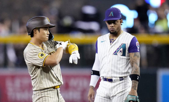 MLB 샌디에이고 김하성(왼쪽)이 14일(한국시간) 열린 애리조나와 원정 경기 1회초 첫 타석에서 2루타를 쳤다. [사진=뉴시스]