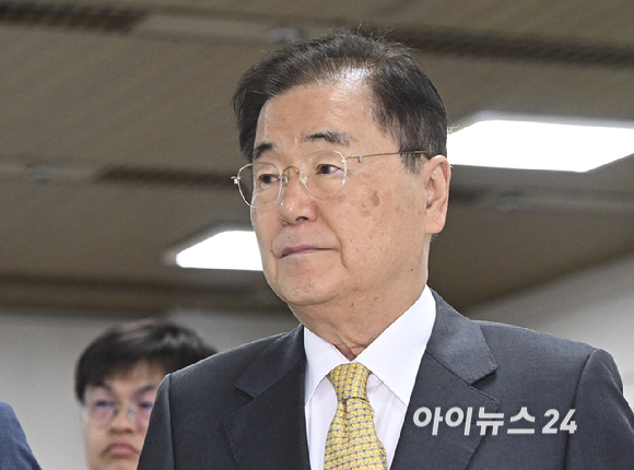 사드 기밀 유출 혐의 등을 받는 정의용 전 국가안보실장이 11일 서울 서초구 서울중앙지방법원에서 열린 공판에 출석하고 있다. [사진=사진공동취재단 ]