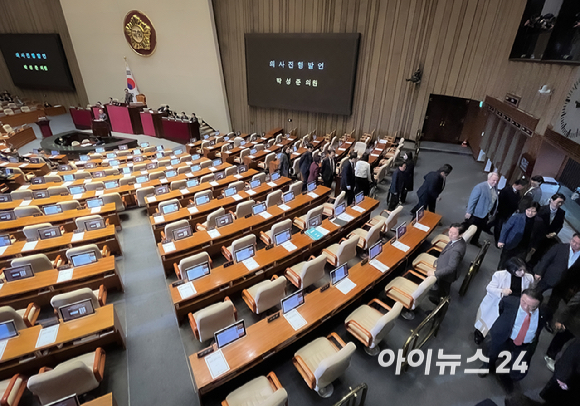 국민의힘 의원들이 14일 국회에서 열린 본회의 교육·사회·문화 분야 현안 관련 대정부질문에 앞서 진행된 마은혁 임명촉구안에 반발하며 회의장을 나서고 있다. [사진=곽영래 기자]