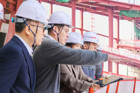 정용진 신세계그룹 회장(왼쪽에서 두 번째)이 지난 23일 스타필드 청라 건설 현장 곳곳을 둘러보고 있다. [사진=신세계그룹]