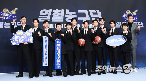 (왼쪽부터)이대희-손태진-박찬웅-오승훈-박은석-김택-민호-정진운-문수인-쟈니-정규민-서장훈이 26일 오전 서울 양천구 목동 SBS사옥에서 열린 SBS 새 예능프로그램 '열혈농구단' 제작발표회에 참석하고 있다. [사진=정소희 기자]