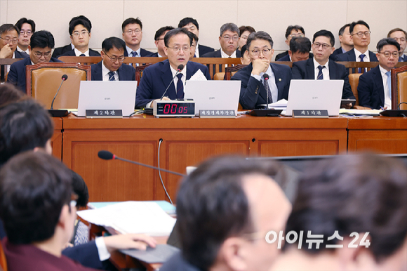 이형일 경제부총리 겸 재정경제부 장관이 6일 오전 서울 여의도 국회에서 열린 재정경제부에 대한 국정감사에서 의원 질의에 답변하고 있다. [사진=곽영래 기자]