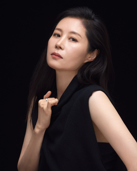 문소리 프로필. [사진=유본컴퍼니]