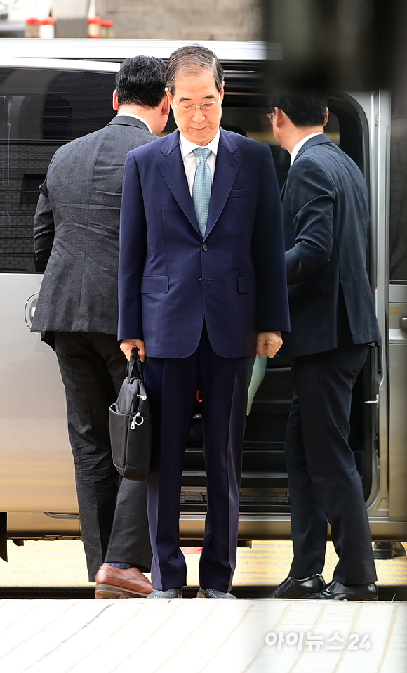한덕수 전 국무총리가 27일 오후 서울중앙지법에 내란 우두머리 방조, 위증, 허위공문서 작성 등의 혐의로 구속 전 피의자 심문(영장실질심사)을 받기 위해 출석하고 있다. [사진=정소희 기자]