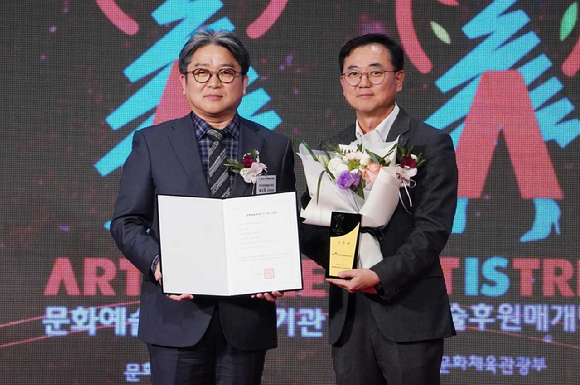 HS효성첨단소재가 지난 11일 '2025 문화예술후원우수기관'에 신규 선정됐다. 사진은 최형식 HS효성 커뮤니케이션실 상무(오른쪽)와 송시경 한국문화예술위원회 사무처장 [사진=HS효성]