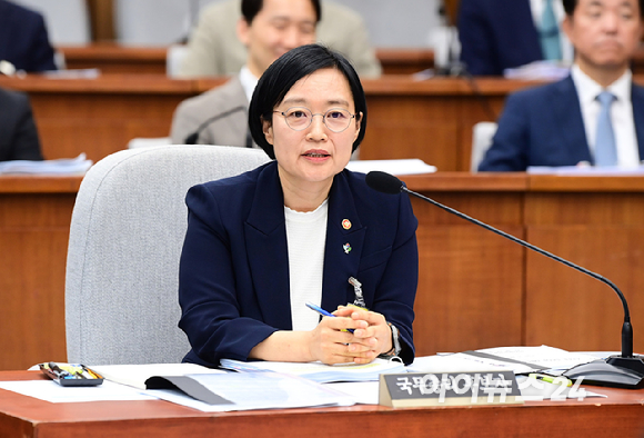 한성숙 국무총리 후보자가 25일 서울 여의도 국회에서 열린 인사청문회에서 출석해 질문에 답하고 있다. [사진=정소희 기자]