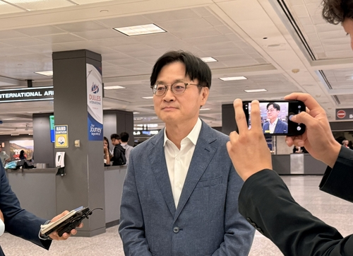 이유미 특파원 = 김정관 산업통상부 장관이 16일(현지시간) 워싱턴 DC 인근 덜레스 국제공항을 통해 미국에 도착한 자리에서 취재진의 질문에 답하고 있다. 2026.8.16 [사진=연합뉴스]
