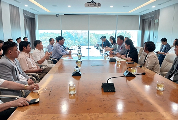 이범석 시장(오른쪽 가운데)을 비롯한 청주시 방문단이 16일 베트남 하롱시 인민위원회 관계자들과 교류 협력에 관한 논의를 하고 있다. [사진=청주시]