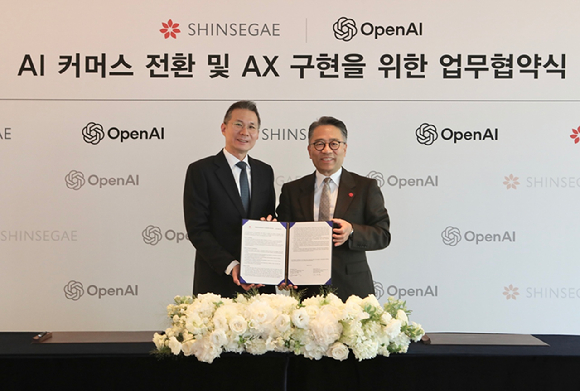 6일 웨스틴 조선 서울에서 진행된 신세계그룹과 오픈AI의 'AI 커머스 사업협력' 업무협약식에서 임영록(오른쪽) 신세계그룹 경영전략실장(사장), 김경훈 오픈AI 코리아 총괄대표가 기념촬영을 하고 있다. [사진=신세계그룹]