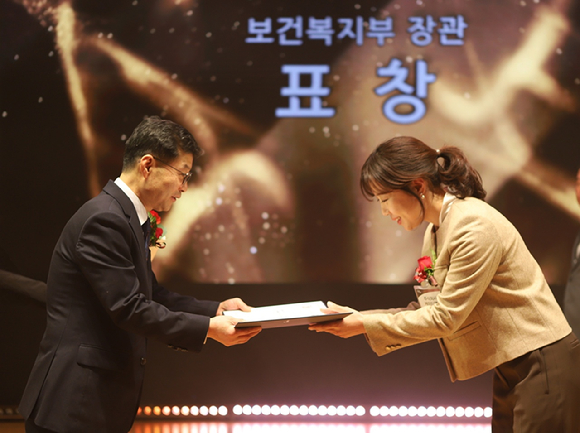 KT&G가 '제14회 대한민국 나눔국민대상'에서 보건복지부 장관상을 수상했다. 경아영 KT&G 사회공헌부장(오른쪽)이 시상식에서 보건복지부 장관상을 수여받는 모습. [사진=KT&G]