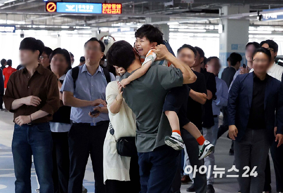 미국 이민당국에 의해 체포&middot;구금됐다 풀려난 한국인 316명이 탑승한 전세기가 인천국제공항 2터미널에 도착한 12일 오후 한국인 근로자들이 기다리던 가족들과 인사를 나누고 있다. [사진=정소희 기자]