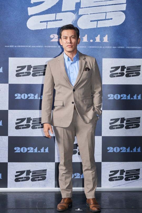 배우 유오성이 영화 '강릉' 제작보고회에 참석해 포즈를 취하고 있다.  [사진=스튜디오 산타클로스]
