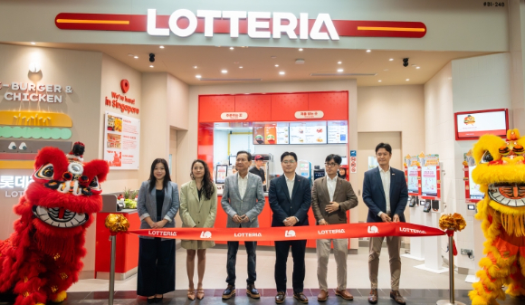 지난 10일 싱가포르 주얼 창이 공항 지하 1층에 위치한 롯데리아 싱가포르 1호점 그랜드 오픈식에서 이원택(오른쪽 세 번째) 롯데GRS 대표이사와 알란 고(오른쪽 네 번째) 카트리나그룹 회장이 참석해 기념촬영을 하고 있다. [사진=롯데GRS]