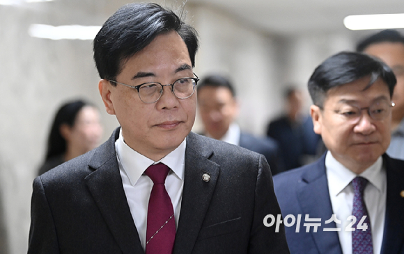 송언석 국민의힘 원내대표가 13일 서울 여의도 국회에서 열린 원내대책회의에 참석하고 있다. [사진=곽영래 기자]