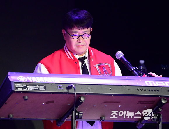 아묻따밴드 조영수(오른쪽)가 12일 오후 서울 동숭동 SA홀에서 열린 첫 디지털 싱글 '알고 있잖아' 발매 기념 쇼케이스에 참석해 무대를 선보이고 있다. [사진=정소희 기자]