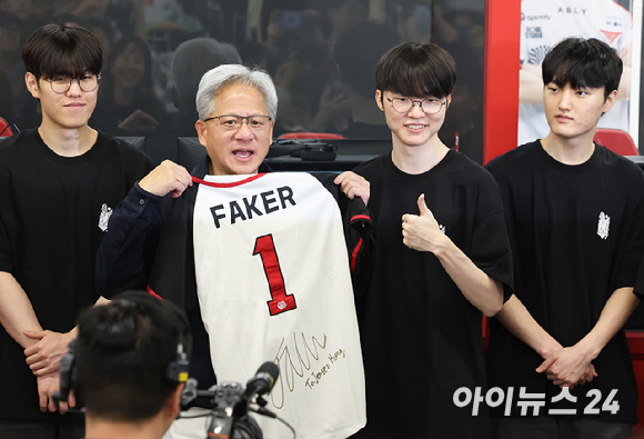 젠슨 황 엔비디아 최고경영자(CEO)가 5일 서울 마포구 &lsquo;T1 베이스 캠프&rsquo;를 방문해 &lsquo;페이커&lsquo; 이상혁을 비롯한 e스포츠 구단 T1의 리그 오브 레전드(LoL) 선수단을 만난 뒤 페이커 선수에게 받은 유니폼을 꺼내보고 있다. [사진=곽영래 기자]