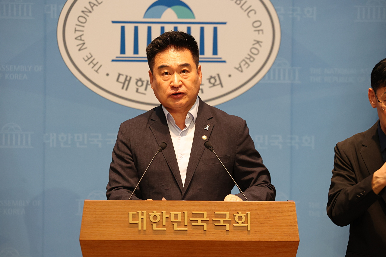 최혁진 무소속 의원이 7일 국회에서 기자회견을 열고 조희대 대법원장 탄핵소추안 발의를 촉구했다. [사진=최혁진 의원실]