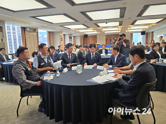 김영훈 고용노동부 장관(왼쪽 네번째) 등 노사정 관계자들이 13일 서울 중구 프레스센터에서 '조선업 노사정 협의체' 발족식에 참석하고 있다. [사진=최란 기자]