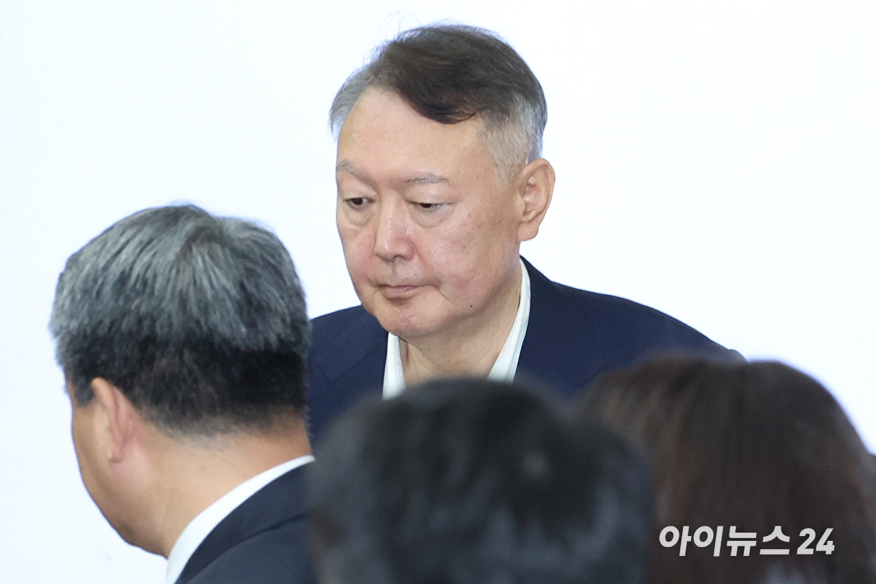 윤석열 전 대통령이 26일 서울 서초동 서울중앙지법에서 열린 특수공무집행방해 혐의 재판에 출석하고 있다. [사진=사진공동취재단]