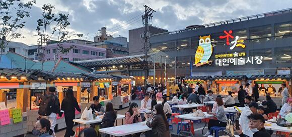 시민들이 대인 빛밤 야(夜)시장을 즐기고 있다  [사진=광주광역시 동구]