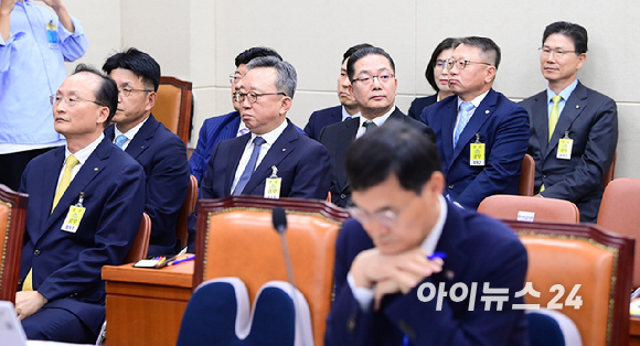 (왼쪽부터)이환주 KB국민은행장-정상혁 신한은행장-이호성 하나은행장-정진완 우리은행장-강태영 NH농협은행장 19일 오후 서울 여의도 국회에서 진행된 정무위원회 금융감독원 등 국정감사에 증인으로 출석해 선서하고 있다. [사진=정소희 기자]
