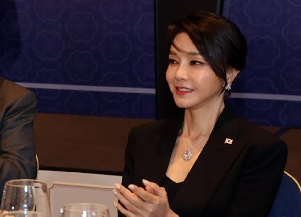 윤석열 대통령과 김건희 여사가 29일(현지시간) 스페인 마드리드 만다린 오리엔탈 리츠호텔에서 열린 동포 만찬간담회에서 박수를 치고 있다. 김 여사 목에 걸린 목골이가 반클리프 앤 아펠 제품이다. 2022.6.30 [사진=연합뉴스]