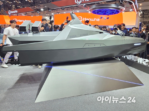 '해양방위산업전(MADEX) 2025' LIG넥스원 부스에 전시된 무인수상정 '해검(Sea Sword)-X'. [사진=최란 기자]