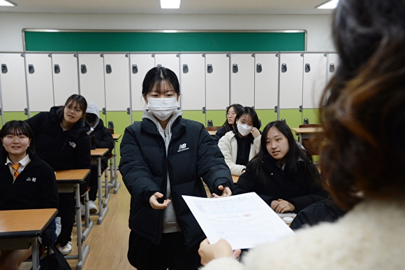 8일 청주시 서원구 산남고등학교 3학년 교실에서 수험생들이 2024학년도 대학수학능력시험 성적표를 받고 있다. [사진=뉴시스]