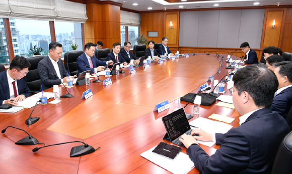 14일 황성엽 금융투자협회장과 증권업계 CEO 10인이 단일종목 레버리지 ETF 대응방안을 논의했다. [사진=금융투자협회]