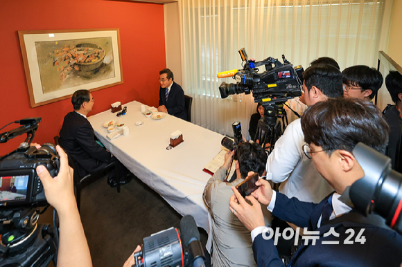 한덕수 무소속 대통령선거 예비후보(오른쪽)와 이낙연 전 국무총리가 6일 오전 서울 중구 한 음식점에서 오찬 회동을 갖고 있다. [사진=정소희 기자]