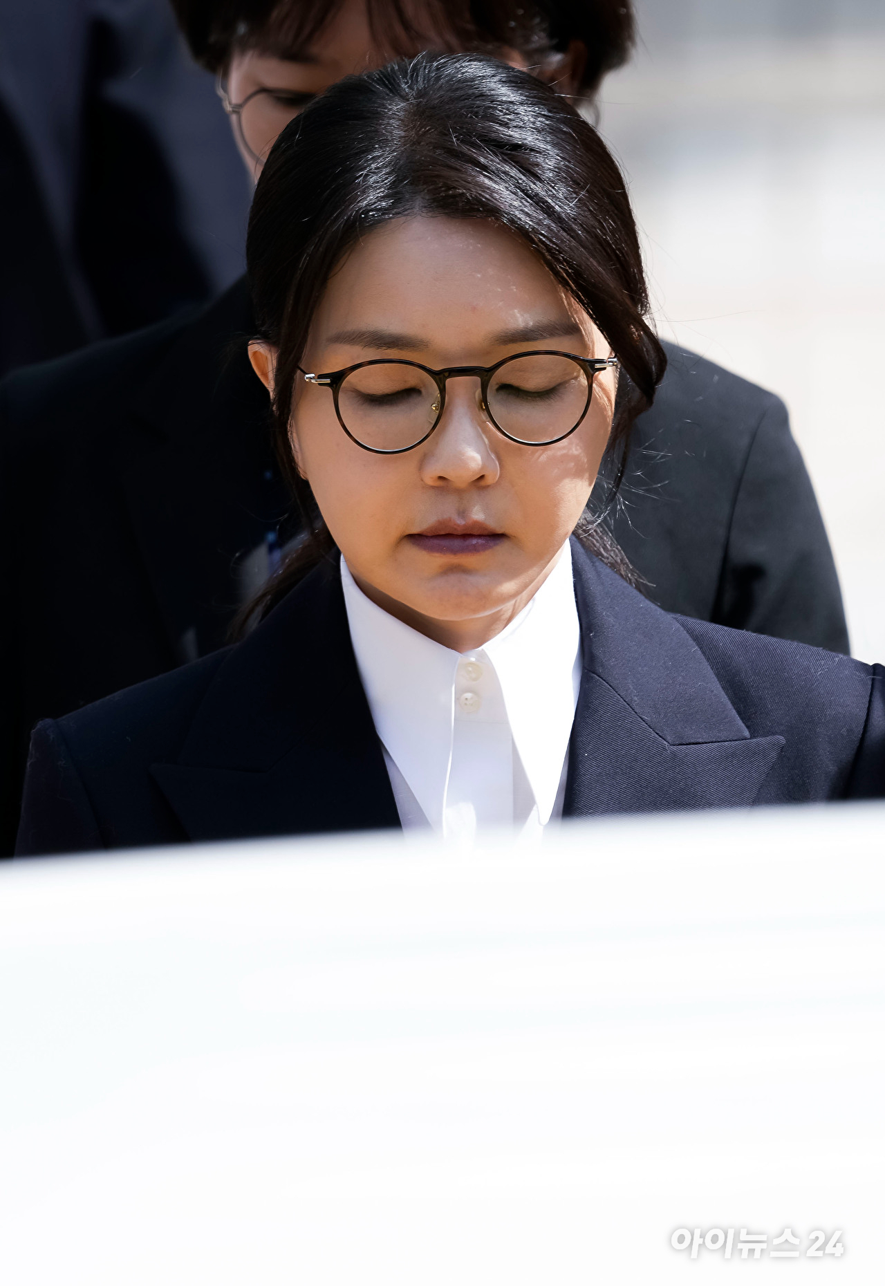 윤석열 전 대통령 부인 김건희 씨가 12일 오후 서울 서초구 서울중앙지방법원에서 열린 구속 전 피의자 심문(영장실질심사)을 마치고 법원을 나서고 있다. [사진=사진공동취재단]