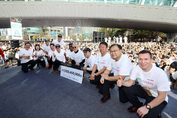 '제13회 메르세데스-벤츠 기브앤 레이스' 참가자들이 부산 벡스코에서 광안리 해수욕장을 향해 출발하고 있다. [사진=메르세데스-벤츠 코리아]