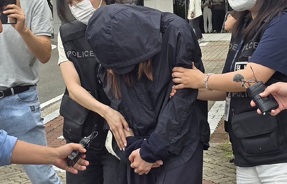 시험기간 중 학교에 무단 침입한 혐의(건조물 침입 등)로 구속 영장이 청구된 학부모 B(40대)씨가 15일 대구지법 안동지원에서 구속 전 피의자 심문(영장실질심사)을 받은 후 취재진에게 질문을 받고 있다. 2025.7.15 [사진=연합뉴스]
