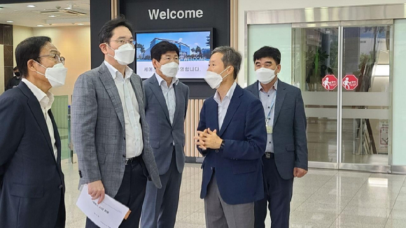 2020년 6월 세메스 사업장을 방문했던 이재용(왼쪽에서 두번째) 삼성전자 회장 모습. [사진=아이뉴스24 DB]