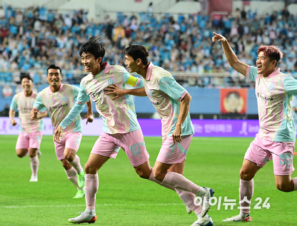 가수 임영웅이 12일 오후 대전광역시 대전월드컵경기장에서 열린 하나은행 자선축구대회 팀 히어로와 팀 기성용 경기에 팀 히어로 주장으로 참석하고 있다. 전반 같은 팀 오반석의 선제골에 기쁨을 나누는 임영웅. [사진=정소희 기자]