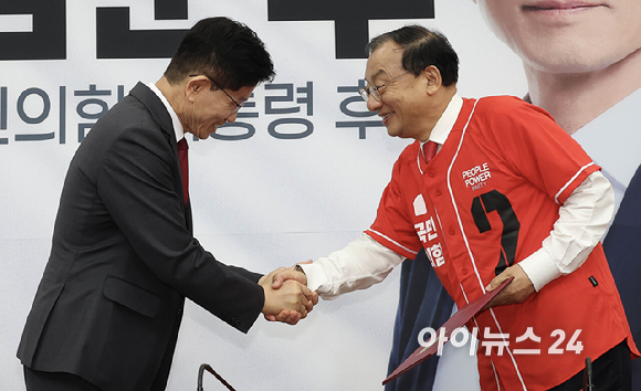 김문수 국민의힘 대선 후보가 15일 오전 서울 여의도 국회에서 열린 중앙선대위 회의 및 중앙선대위 임명장 수여식에 이정현 공동선대위원장에게 임명장을 수여한 뒤 기념촬영을 하고 있다. [사진=곽영래 기자]