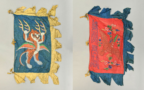 보존처리 지원 대상 의장기 중 호기(虎旗)와 주작기(朱雀旗). [사진=라이엇게임즈]