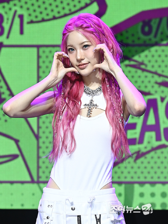 그룹 영파씨(YOUNG POSSE) 지아나가 14일 오후 서울 서대문구 신촌 예스24 원더로크홀에서 열린 네 번째 EP 'Growing Pain pt.1 : FREE' 발매 기념 쇼케이스에서 포토타임을 갖고 있다. [사진=곽영래 기자]