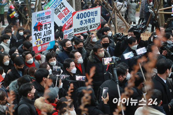 윤석열 국민의힘 대선후보가 27일 오후 경기도 성남시 대장동에서 이재명 더불어민주당 대선후보 등에 대한 특검 수사를 촉구하는 기자회견을 마친 뒤 개발현장을 둘러보고 있다. [사진=국회사진취재단]