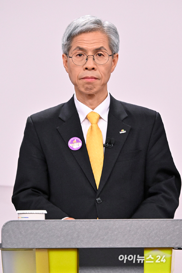 18일 서울 마포구 SBS프리즘타워에서 열린 중앙선거방송토론위원회 주관 제21대 대통령선거 후보자토론회에서 각 정당 대선 후보들이 선전을 다짐하고 있다. 왼쪽부터 국민의힘 김문수, 민주노동당 권영국, 개혁신당 이준석, 더불어민주당 이재명 대선후보. [사진=국회사진취재단]