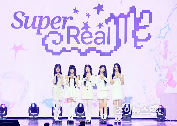 그룹 아일릿이 25일 서울 용산구 블루스퀘어 마스터카드홀에서 열린 아일릿(ILLIT) 미니 1집 'SUPER REAL ME' 발매 기념 데뷔 쇼케이스에 참석하고 있다. [사진=정소희 기자]