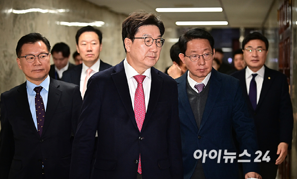 권성동 국민의힘 원내대표와 지도부가 10일 오전 서울 여의도 국회에서 열린 원내대책회의에 참석하고 있다. [사진=곽영래 기자]