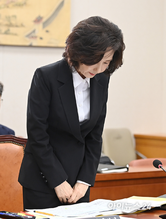 이진숙 사회부총리 겸 교육부 장관 후보자가 16일 오전 서울 여의도 국회 교육위원회에서 열린 인사청문회에서 인사하고 있다. [사진=곽영래 기자]