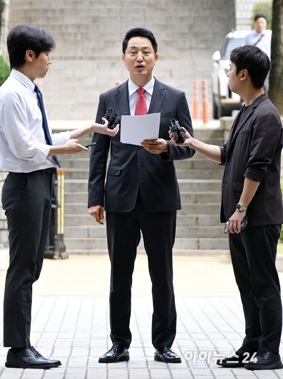 여론조사비 대납 의혹으로 기소된 오세훈 서울시장이 17일 서울 서초구 서울중앙지방법원에서 열린 결심공판에 출석하며 입장을 밝히고 있다. [사진=사진공동취재단 ]
