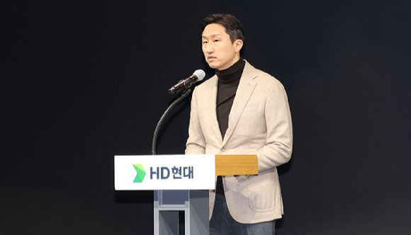 정기선 HD현대 부회장이 30일 HD현대 글로벌R&D센터(GRC)에서 개최된 '제2회 HD현대&SNU AI포럼'에서 개회사를 하고 있다. [사진=HD현대]