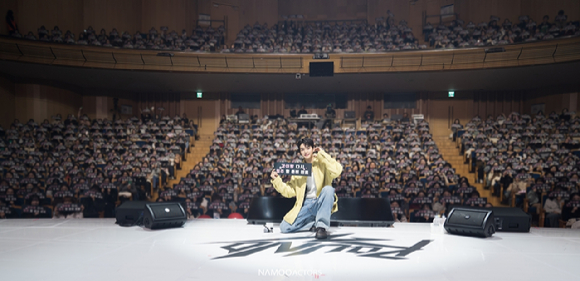 배우 송강이 연세대학교 백주년기념관 콘서트홀에서 '2025 SONG KANG FANMEETING 'ROUND 2' IN SEOUL'(2025 송강 팬미팅 '라운드 2' 인 서울, 이하 '라운드 2')에서 팬들을 만나고 있다. [사진=나무엑터스]