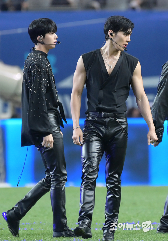 27일 서울 마포구 서울월드컵경기장에서 열린 쿠팡플레이 시리즈 1차전 팀 K리그와 아틀레티코 마드리드의 경기에서 몬스타엑스 유닛 셔누X형원이 멋진 무대를 선보이고 있다. [사진=정소희 기자]